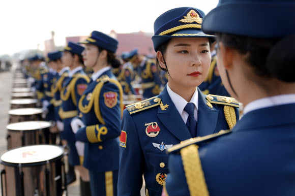 Members of the military band make preparations for the military parade marking the 70th anniversary of the founding of the People‘s Republic of China (PRC) in Beijing, capital of China, Oct. 1, 2019. 신화통신=연합뉴스