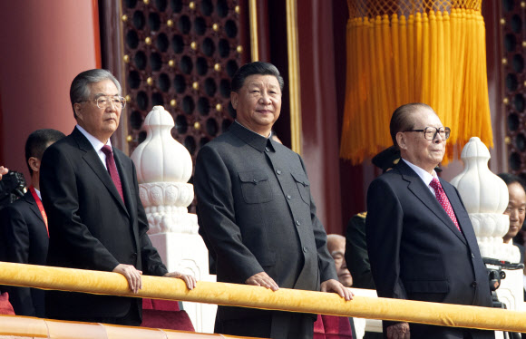 Chinese President Xi Jinping, center, with former presidents Jiang Zemin, right, and Hu Jintao, left, attend the celebration to commemorate the 70th anniversary of the founding of Communist China in Beijing, Tuesday, Oct. 1, 2019. AP 연합뉴스