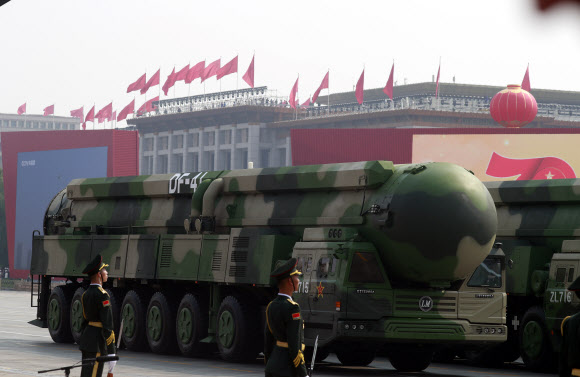 중국 열병식에 등장한 최신형 둥펑-41