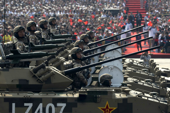 Military vehicles roll down during a parade to commemorate the 70th anniversary of the founding of Communist China in Beijing, Tuesday, Oct. 1, 2019. AP 연합뉴스
