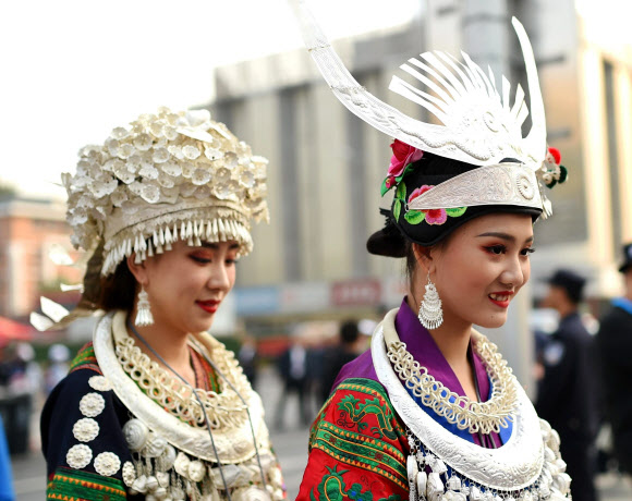 (191001) -- BEIJING, Oct. 1, 2019 (Xinhua) -- Performers get ready to board a float before the celebrations marking the 70th anniversary of the founding of the People‘s Republic of China (PRC) in Beijing, capital of China, Oct. 1, 2019. 신화=연합뉴스