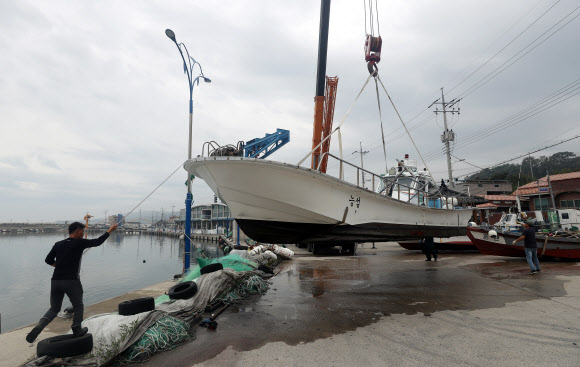 1일 오전 울산시 북구 당사항에서 어민이 제18호 태풍 ‘미탁’ 북상에 대비해 소형 어선을 육지로 옮기고 있다. 2019.10.1  연합뉴스