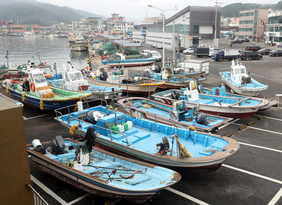 1일 오전 울산시 북구 정자항 주차장이 제18호 태풍 ‘미탁’ 북상에 대피한 어선들로 가득 차 있다. 2019.10.1  연합뉴스