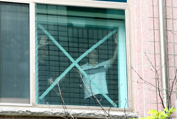 1일 대전시 서구 건강체련관에서 서구청 직원들이 북상하는 태풍 ‘미탁’에 대비해 창틀과 유리창에 테이프를 붙이고 있다. 2019.10.1  연합뉴스