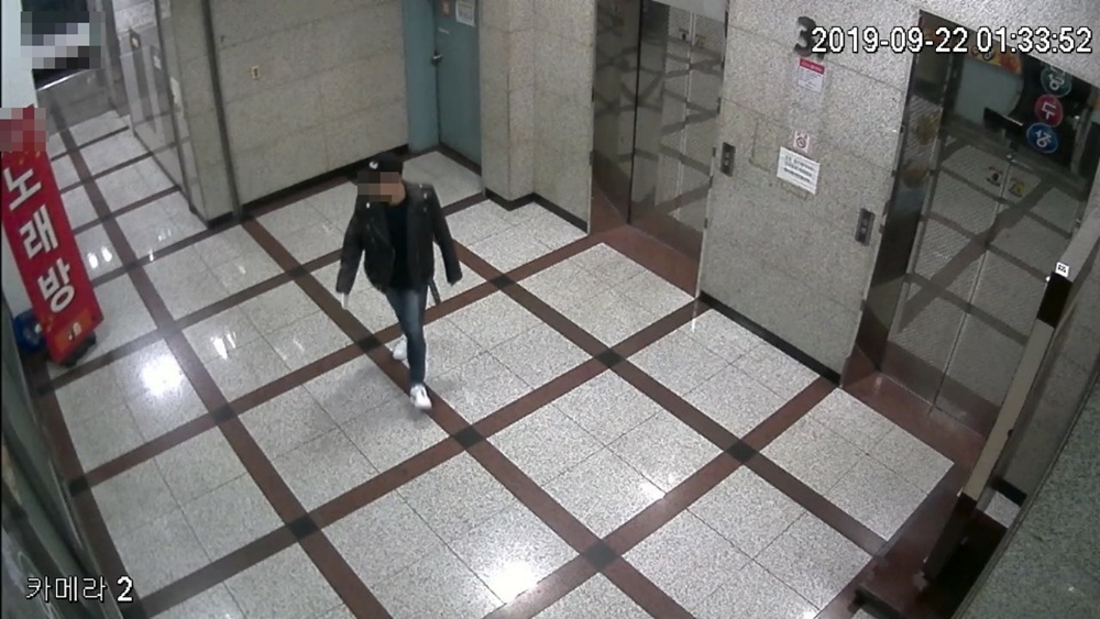 일산 노래방 무차별 폭행 피해를 당한 여성이 올린 가해자 모습이 담긴 CCTV 화면.  네이트판