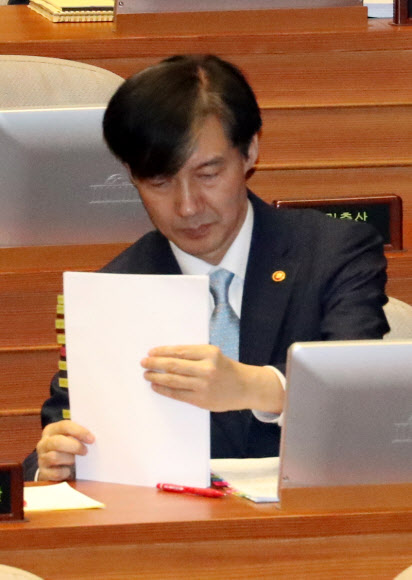 조국 법무부 장관이 1일 오후 국회 본회의장에서 열린 교육·사회·문화 분야 대정부질문에서 자료를 정리하고 있다. 2019.10.1  연합뉴스