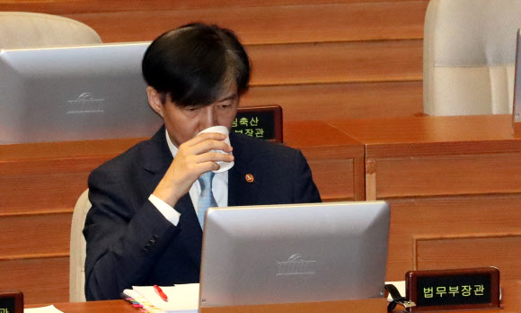 조국 법무부 장관이 1일 오후 국회 본회의장에서 열린 교육·사회·문화 분야 대정부질문에서 물을 마시고 있다. 2019.10.1  연합뉴스