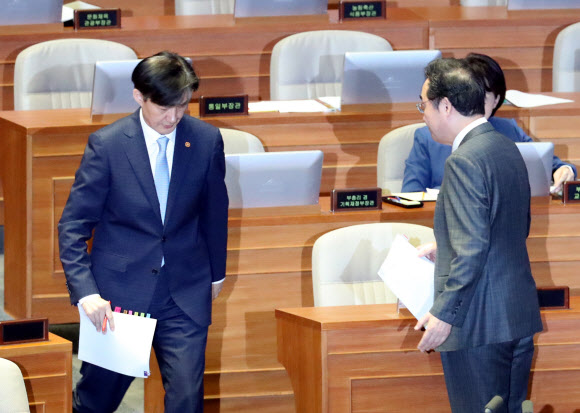 조국 법무부 장관이 1일 오후 국회 본회의장에서 열린 교육?사회?문화 분야 대정부질문에서 자유한국당 주호영 의원의 질문에 답변하기 위해 단상으로 이동하고 있다. 오른쪽은 답변을 마치고 자리로 이동하는 이낙연 국무총리. 2019.10.1  연합뉴스