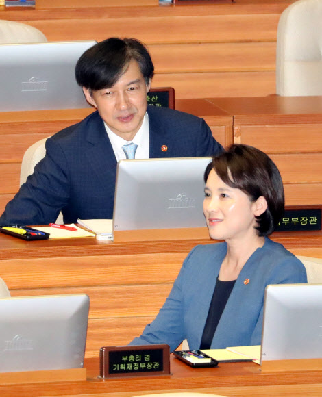 조국 법무부 장관이 유은혜 사회부총리 겸 교육부 장관과 1일 오후 국회 본회의장에서 대화를 나누고 있다. 2019.10.1  연합뉴스