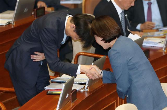 조국 법무부장관이 1일 서울 여의도 국회 본회의장에서 열린 제371회국회(정기회) 제5차 본회의에 출석해 유은혜 사회부총리겸 교육부장관과 인를 나누고 있다. 2019.10.1 뉴스1