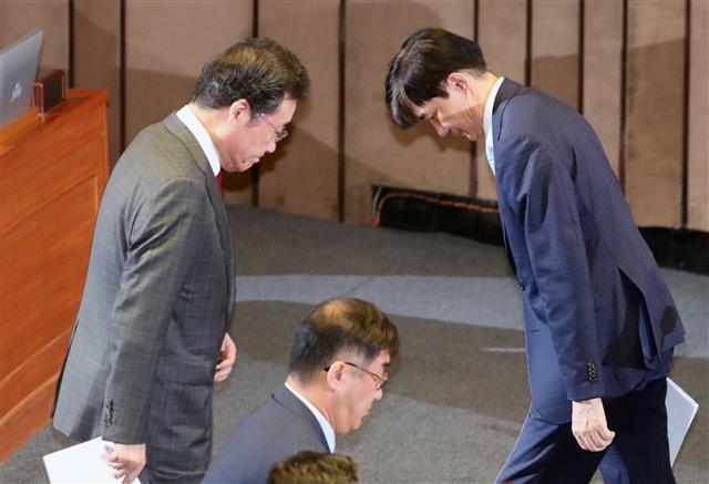 이낙연 국무총리가 1일 서울 여의도 국회 본회의장에서 열린 제371회국회(정기회) 제5차 본회의에 출석해 교육?사회?문화분야 대정부질문에 답변하기위해 발언대로 나가면서 답변을 마친 조국 법무부장관과 인사를 나누고 있다. 2019.10.1 뉴스1