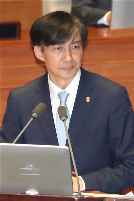 조국 법무부 장관이 1일 서울 여의도 국회 본회의장에서 열린 제371회국회(정기회) 제5차 본회의에서 교육·사회·문화 분야 대정부 질의에 답변 하고 있다. 2019.10.1 뉴스1