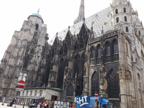 오스트리아 빈의 명소인 슈테판성당. 첨탑까지 무려 27m 높이의 고딕 성당으로, 나치에 대항했던 오스트리아 천주교의 수난이 담긴 ‘하나님의 집’으로 유명하다.