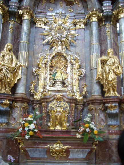 체코 프라하의 아기예수성당. 성당 오른쪽 벽에 신자들의 신심을 불러오는 것으로 유명한 아기예수 조각상이 봉헌돼 순례객들의 발길이 끊이지 않는다.