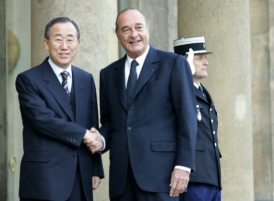2006년 반기문(왼쪽) 유엔 사무총장 임명을 축하하는 자크 시라크 프랑스 대통령. 주한 프랑스 대사관 제공