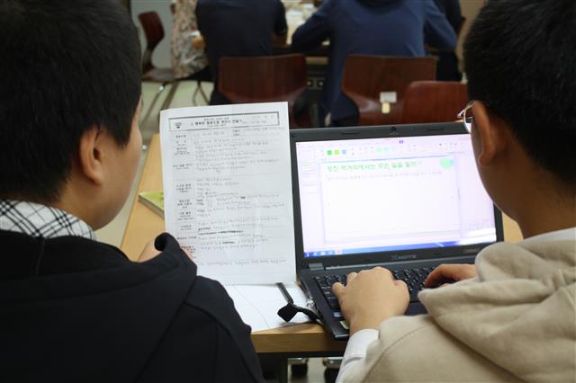 경기 가평 청평중학교에서는 교과 수업에 독서와 정보활용 교육을 융합하는 ‘학교도서관 협력수업’이 활발히 이뤄지고 있다. 도서관의 자료에서 필요한 정보를 찾고 찾아낸 정보를 바탕으로 문제를 해결 한다. 청평중학교 제공