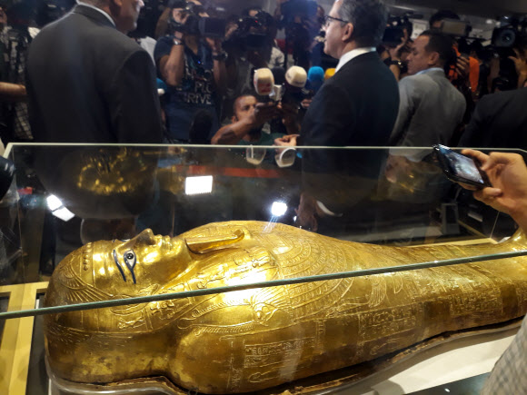 이집트, 미국서 돌려받은 고대 황금관 공개