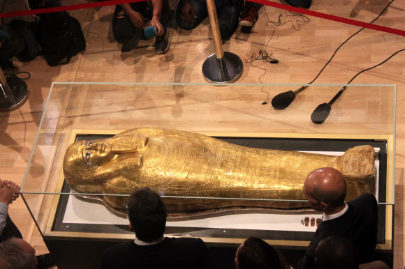 고대 이집트 황금관 언론 공개