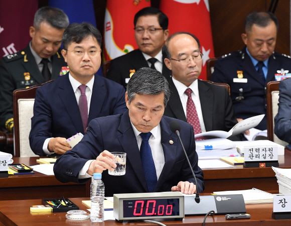 정경두 국방부 장관이 2일 오전 서울 용산구 국방부에서 열린 국회 국방위원회의 국정감사에 출석해 물을 마시고 있다. 2019.10.2. 오장환 기자 5zzang@seoul.co.kr