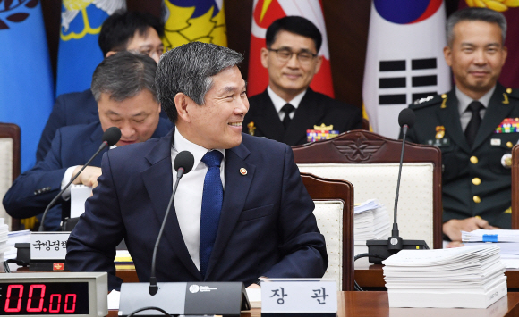 정경두 국방부 장관이 2일 오전 서울 용산구 국방부에서 열린 국회 국방위원회의 국정감사에 출석해 미소를 짓고 있다. 2019.10.2. 오장환 기자 5zzang@seoul.co.kr