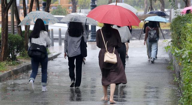 학생들의 발걸음을 재촉하는 빗방울