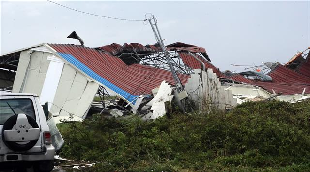 강풍 못 이기고 무너진 목장 마사