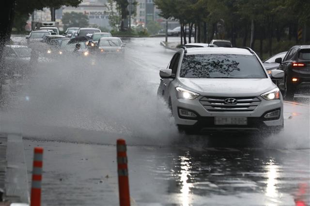 물보라 일으키는 차량