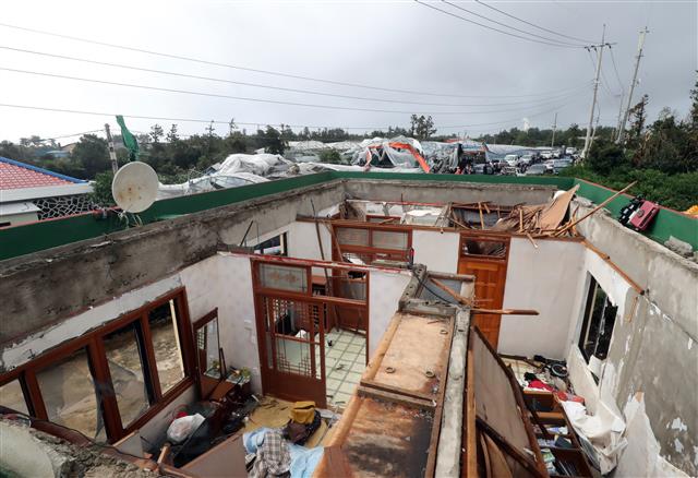 ‘미탁’ 돌풍에 날아가버린 지붕