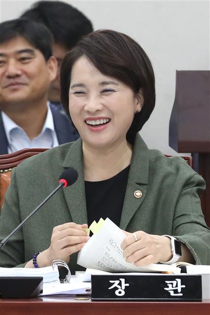 유은혜 부총리, 생일 축하에 ‘방긋’