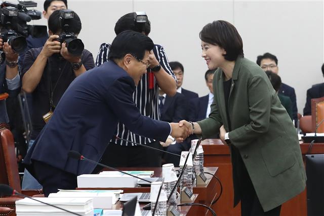 [국감]악수 나누는 홍문종-유은혜