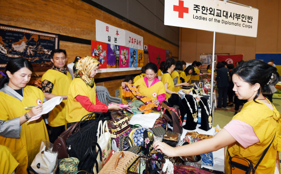 2일 서울 삼성동 코엑스에서 열린 ‘2019 적십자 바자’에서 주한외교대사부인들이 물품을 판매하고 있다. 2019. 10. 2. 박윤슬 기자 seul@seoul.co.kr