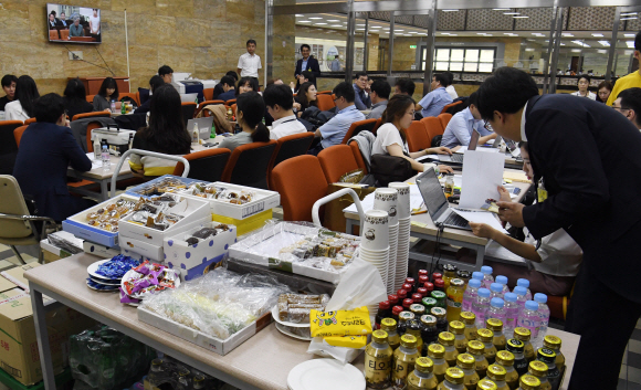 2일 국회에서 열린 각상임위 국정감사가 시작되자 관계자들이 복도에서 자료준비을 하고 있다.2019.10.2.김명국 선임기자 daunso@seoul.co.kr