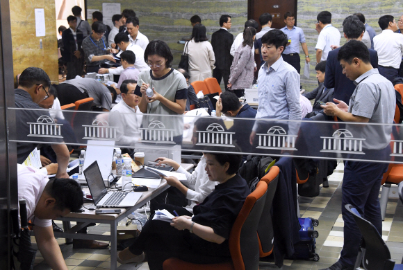 2일 국회에서 열린 각상임위 국정감사가 시작되자 관계자들이 복도에서 자료준비을 하고 있다.2019.10.2.김명국 선임기자 daunso@seoul.co.kr