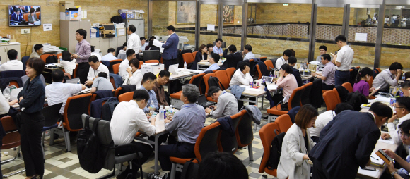 2일 국회에서 열린 각상임위 국정감사가 시작되자 관계자들이 복도에서 자료준비을 하고 있다.2019.10.2.김명국 선임기자 daunso@seoul.co.kr