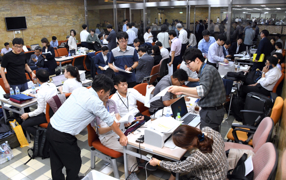 2일 국회에서 열린 각상임위 국정감사가 시작되자 관계자들이 복도에서 자료준비을 하고 있다.2019.10.2.김명국 선임기자 daunso@seoul.co.kr