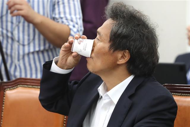 물 마시는 이학재 의원