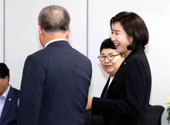 국감 격려차 세종청사 찾은 나경원