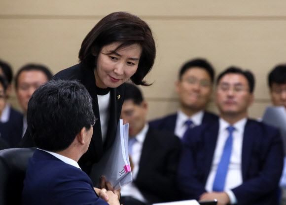 인사나누는 나경원 유승민