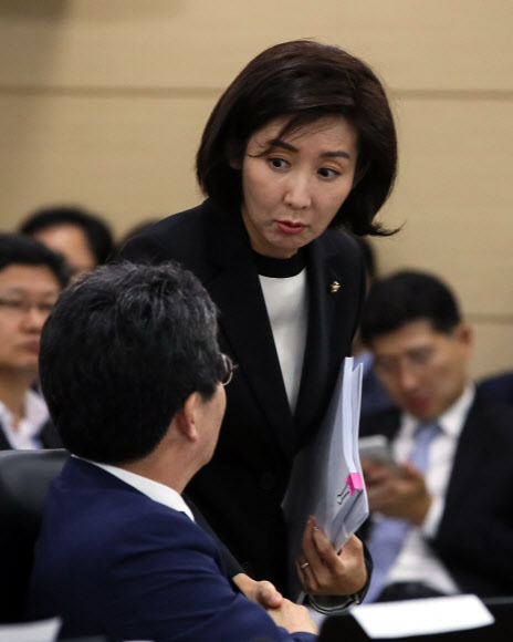 인사나누는 나경원 유승민