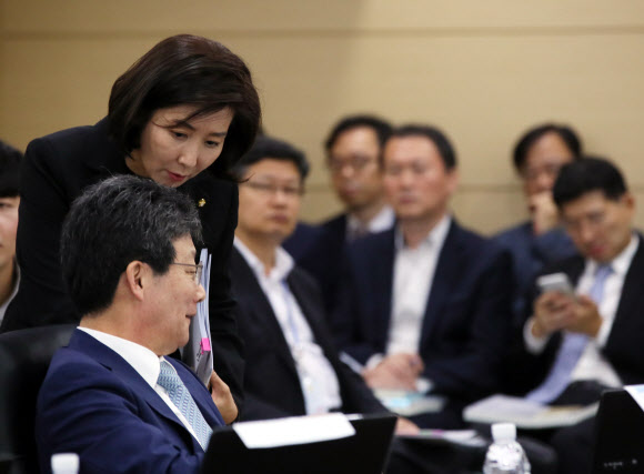 인사나누는 나경원 유승민