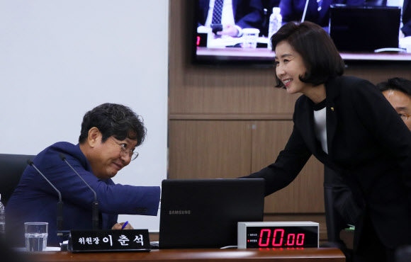 인사나누는 나경원 이춘석