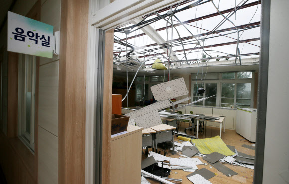 태풍에 날아간 교실 천장