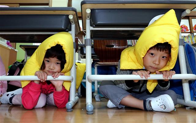 책상 밑으로 몸 피한 학생들