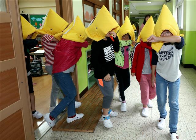 여진 발생 전 대피하는 학생들