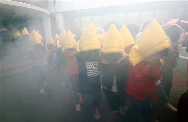 지진으로 인한 화재상황, 대피하는 학생들