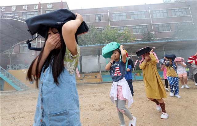 ‘입ㆍ코 가리고 대피해요’