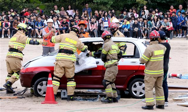 구조훈련 지켜보는 학생