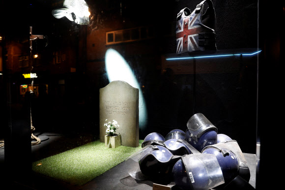 오른쪽 위가 래퍼 스톰지가 입고 노래를 불러 유명해진 흉기 방어  조끼. 아래 왼쪽 묘비명에는 ‘당신은 이제 목적지에 당도했다’고 새겨져 있다. 런던 AFP 연합뉴스