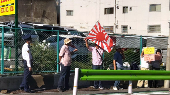 일본 우익인사들, 주일한국대사관 앞에서 ‘맞불 수요 시위’