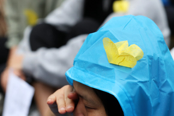 눈가 닦는 수요시위 참가자